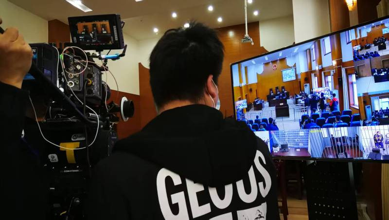 AI生成VS人工创意——游仙区广告片拍摄公司的技术浪漫主义实践